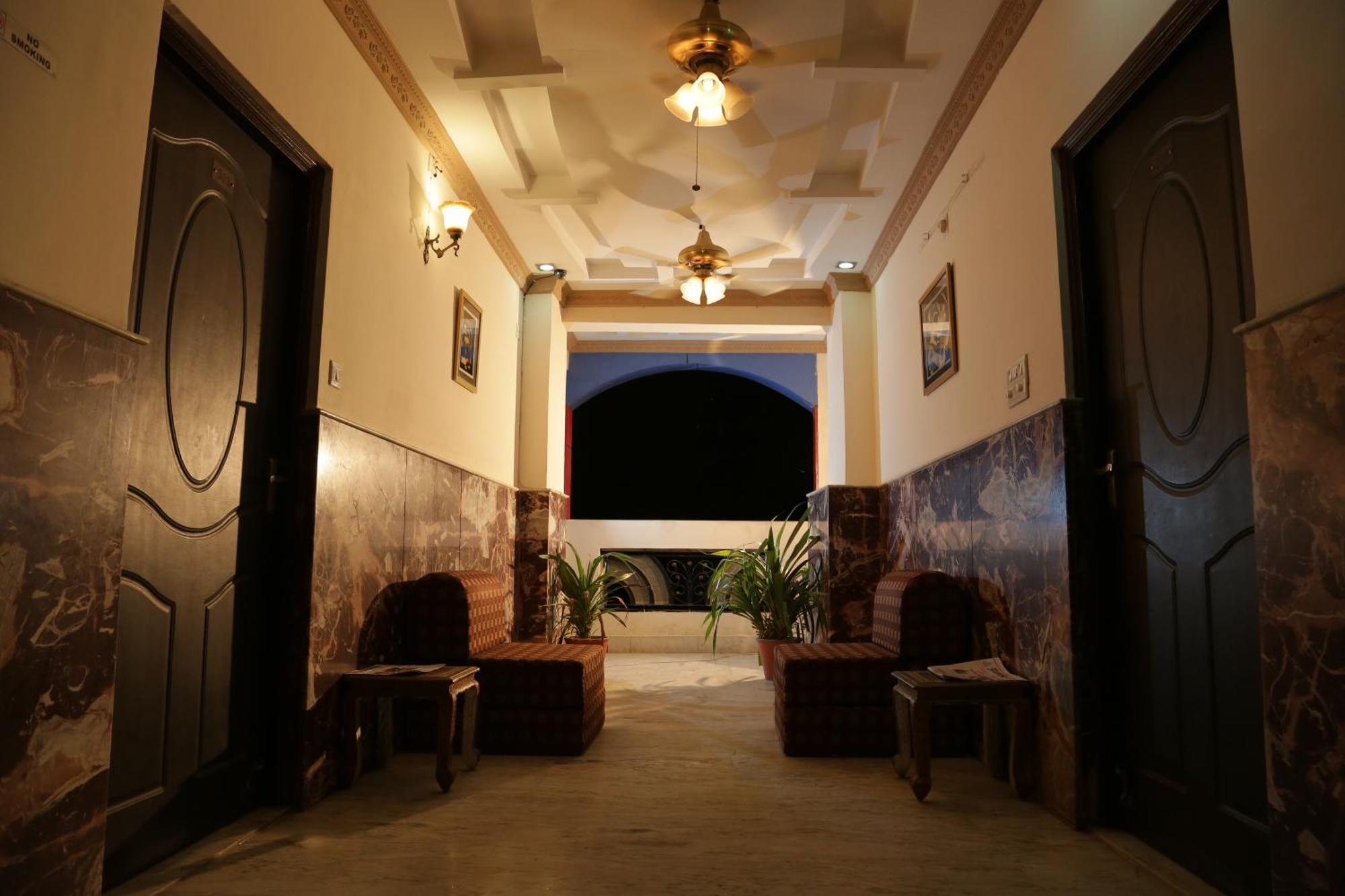 Hotel Meenakshi Udaipur - Family Preffered Hotel Exterior photo